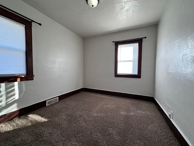 Foto del edificio - 2 Bedroom house with 1 car detached garage $825 per month