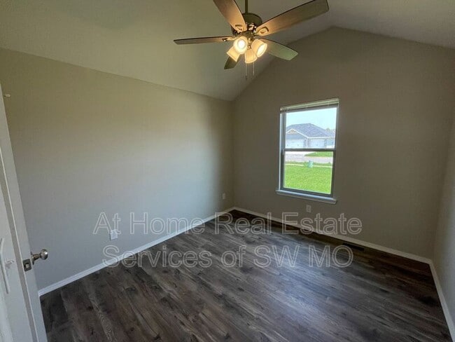 Building Photo - 525 S Chipmunk Ave