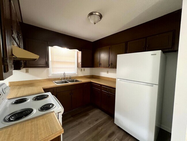 Foto del edificio - 1632 Tryon Drive ~ Englewood Sec 02