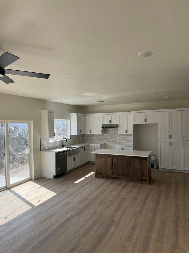 Building Photo - TWIN HOME FOR RENT IN SUGAR CITY - 3 BEDROOMS 2 FULL BATHROOMS