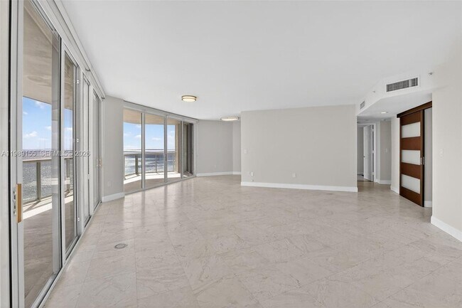 Foto del edificio - 18671 Collins Ave