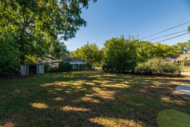 Building Photo - 703 S Dellrose St