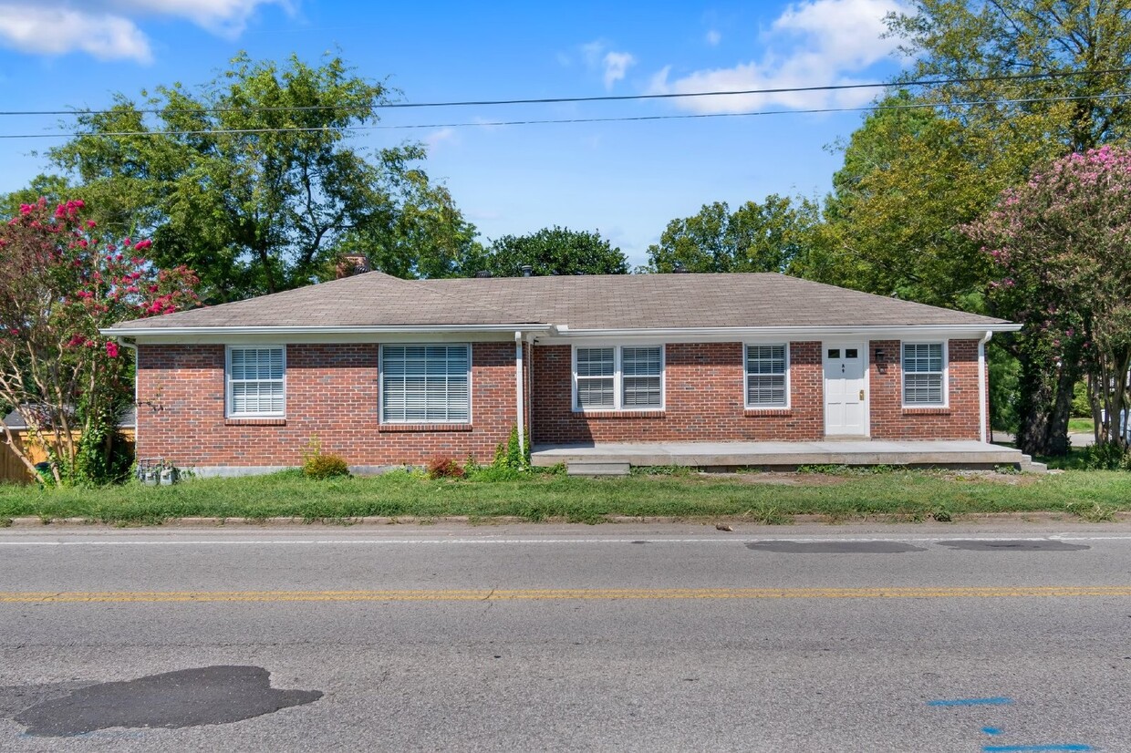 Primary Photo - Freshly renovated duplex near Charlotte Av...