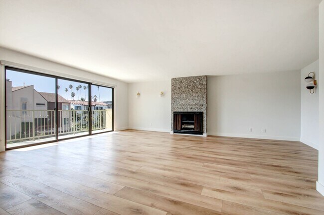 Building Photo - 843 18th St in Santa Monica.  Steps to Mon...