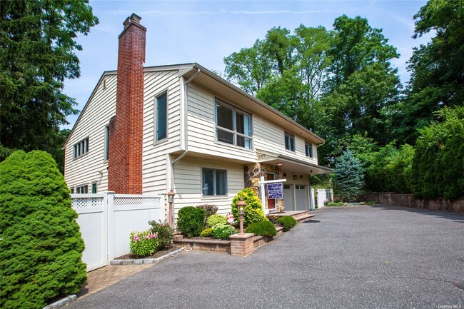 Building Photo - 201 Woodbury Rd