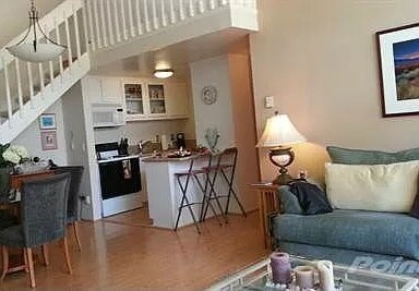 living room pic1 - 603 S Prospect Ave