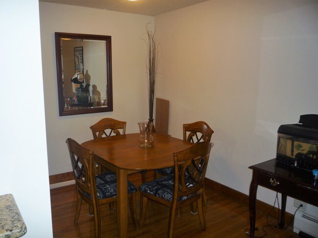 Foto del edificio - 300 W Fullerton Ave