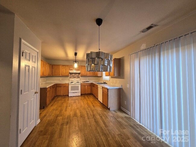 Foto del edificio - 5320 Peach Pl Ln