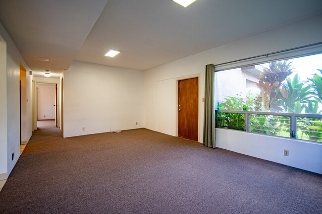 Living Room - 94-872 Lumiholoi St