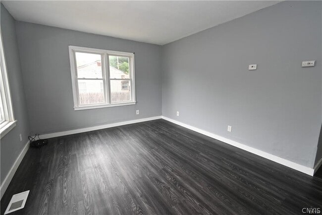 Building Photo - 5854 Reis Dr