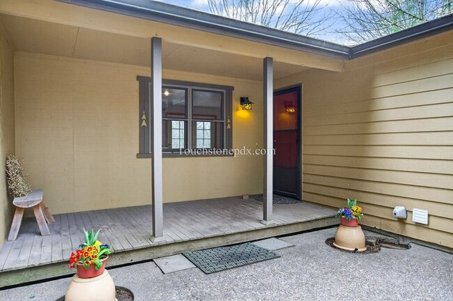 Building Photo - Spacious 4 Bedroom Home with Large Kitchen, Bonus Sunlit Room, and Deck