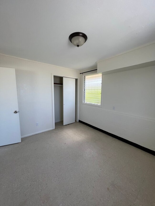 Building Photo - 2 bedroom 1 bath in Liliha!