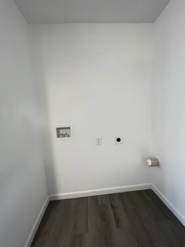 Building Photo - Recently remodeled 4 bedroom 2 Full bathroom Home