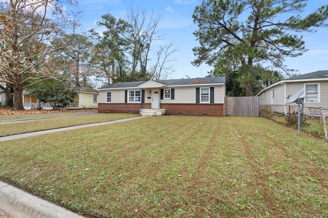 Building Photo - Charming 3BR Home + Bonus Room Near Downtown Savannah & Tybee Island