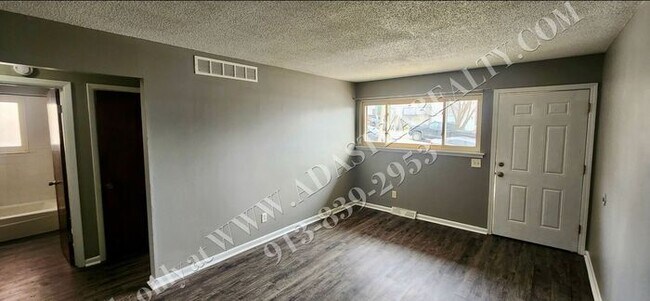 Foto del edificio - Cozy 2 Bed 1 Bath Duplex in KCK-Available NOW!!