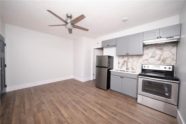 Building Photo - High Class -  Hyde Park Hacienda - Huge 1 Bedroom - New Finish Out - Pet Friendly - Huge Yard - E...