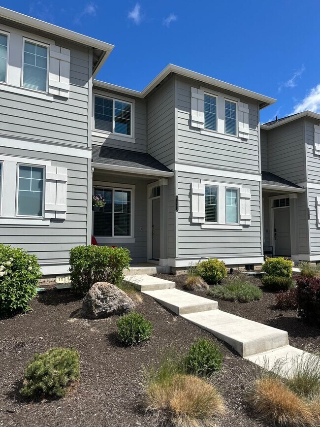 Building Photo - Gorgeous newer townhome in SE Bend!