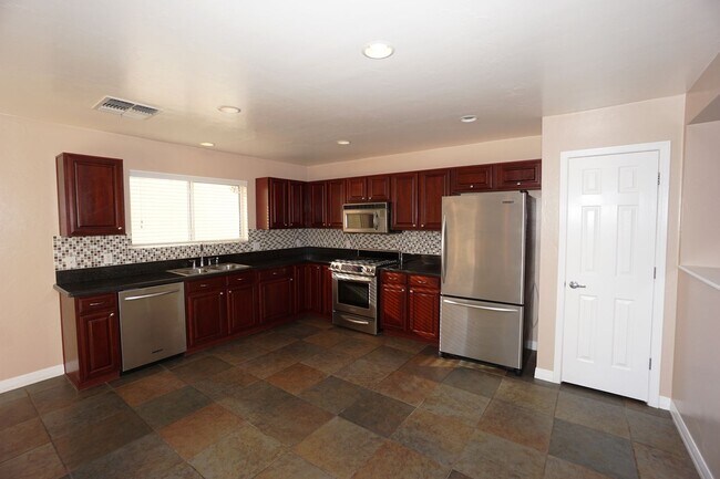 Foto del edificio - Modern Eastside Living: 3-Bed Oasis with Open-Concept Kitchen