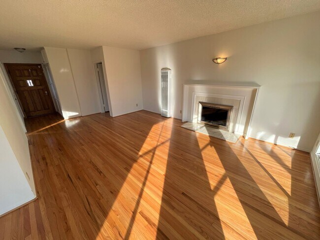 Foto del edificio - Central Ventura Home with Large Yard!