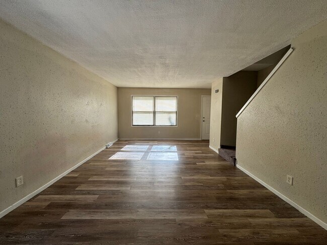 Foto del edificio - Beautiful 3 Bedroom, 1.5 Bath Townhome wit...
