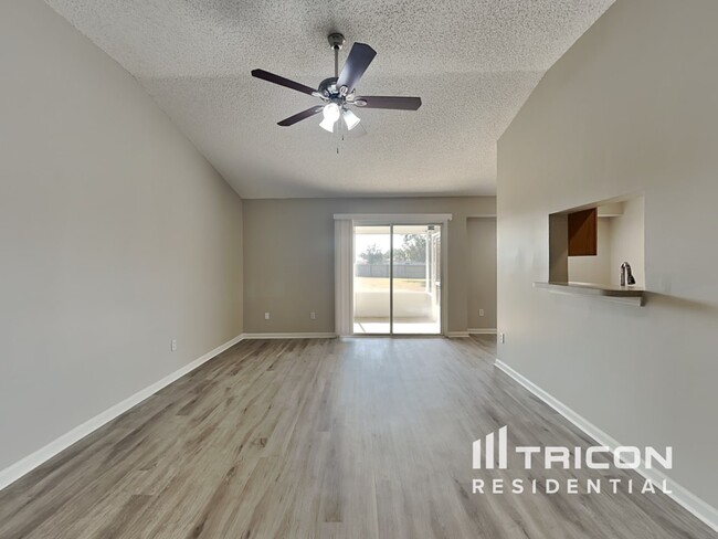 Foto del edificio - 6818 Shoreline Ln