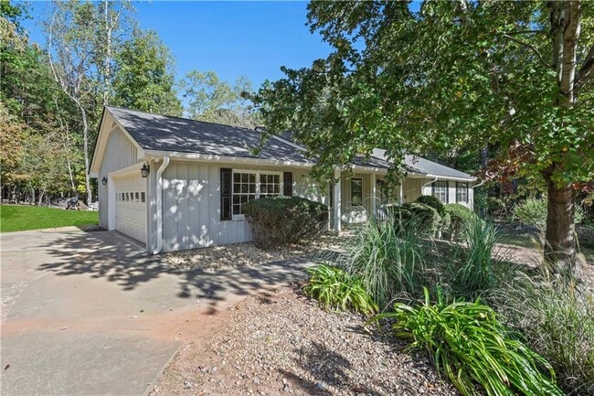 Building Photo - 4684 Ben Hill Dr