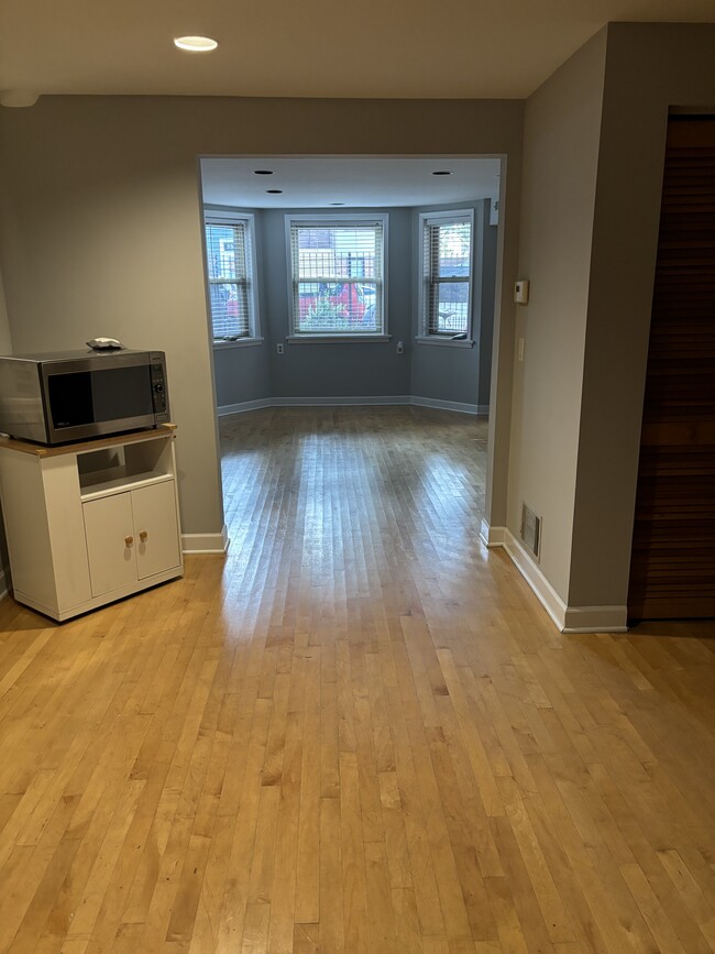 Building Photo - 3343 N Hoyne Ave
