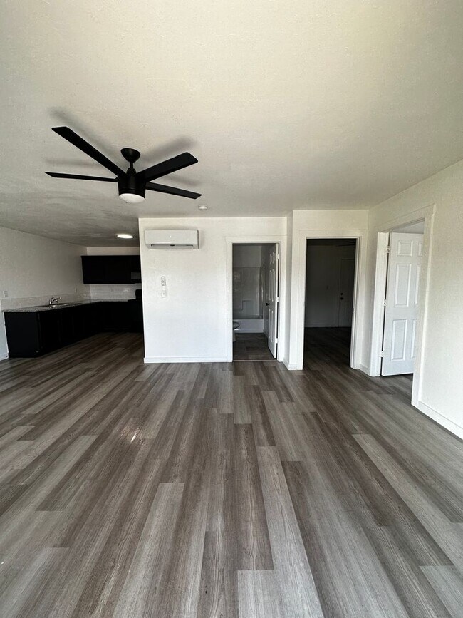 Building Photo - 2 bed 1 bath duplex