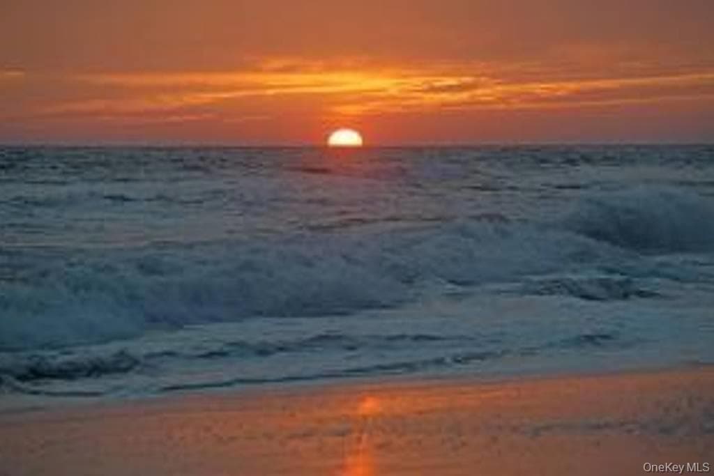 Building Photo - 475 W Broadway