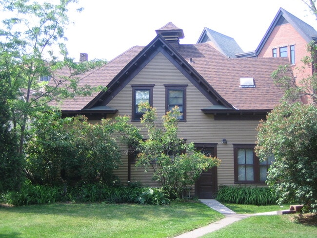 Building Photo - 361 Summit Ave