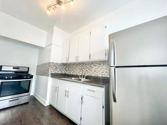Building Photo - 913 Grattan St