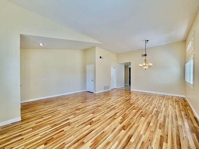 Foto del edificio - Charming Murrieta Home with Dual Living Spaces & Spacious Covered Patio