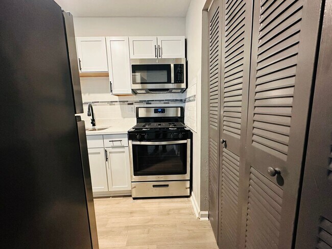 Foto del edificio - Experience Luxury Living at Bellagio Living II: Modern Apartments in Lawrence, Indiana