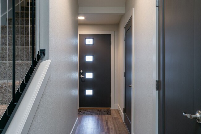 Building Photo - Luxury Townhome in Quiet Cul-De-Sac