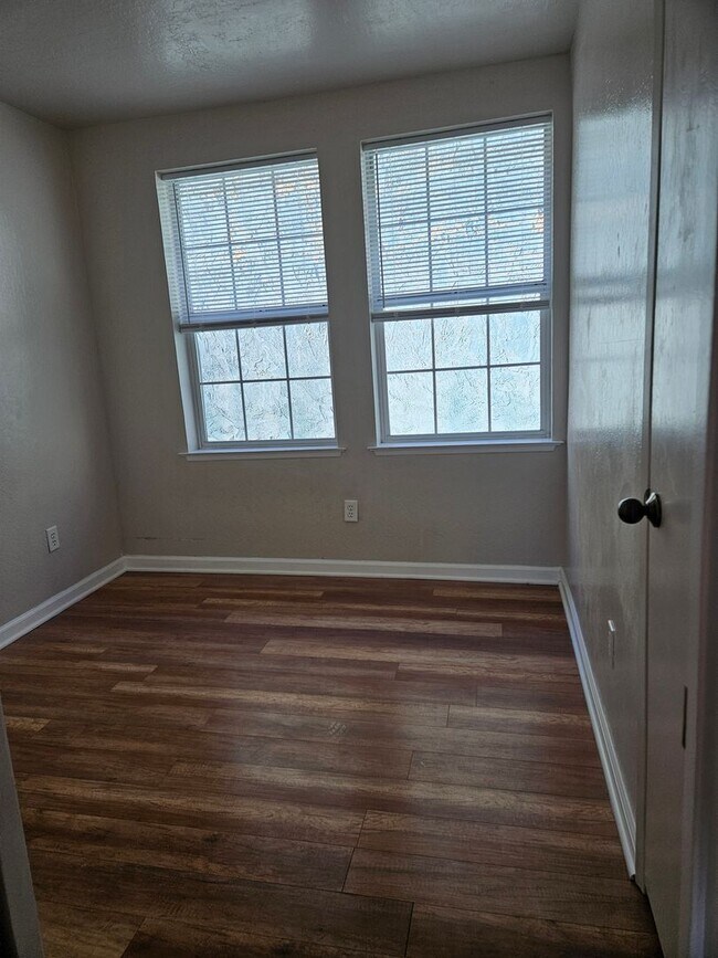 Foto del edificio - 100 S Shepherd St