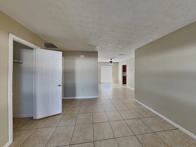 Building Photo - 619 Barkfield St