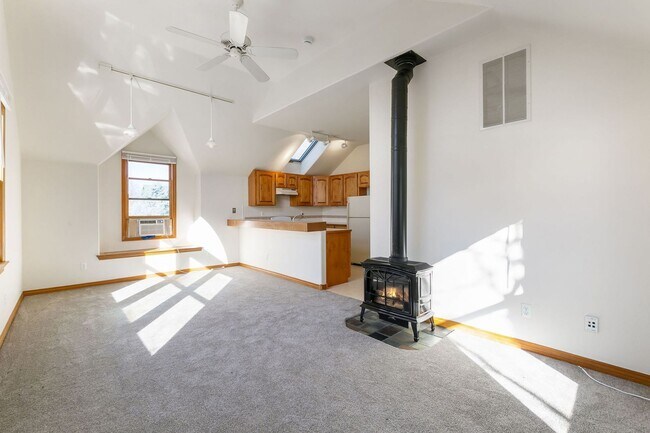 Building Photo - 1 Bed, 1 Bath Studio *All Utilities Included*