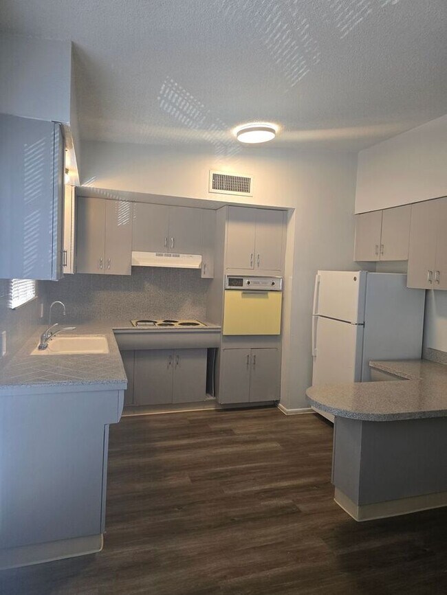 Foto del edificio - Large 2 bedroom Central location with AC!!