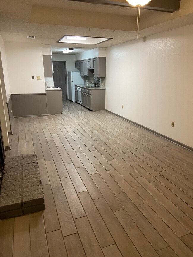 Building Photo - 6154 Parkforest Dr