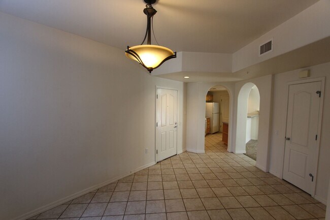 Foto del edificio - 3-Bedroom Summit Park Condo with Fireplace, Balcony & Covered Parking