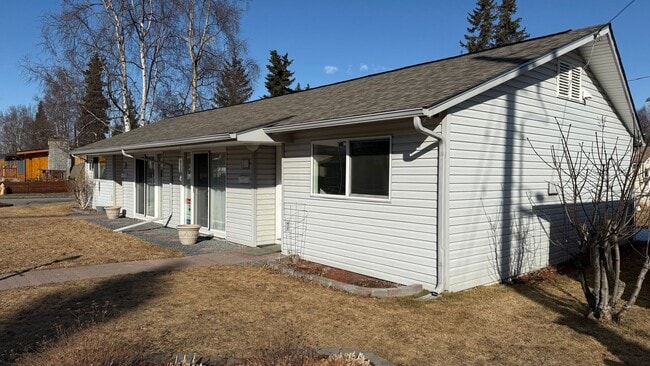 Building Photo - 2 Bedroom w/Garage in AIRPORT HEIGHTS! All utilities Included!
