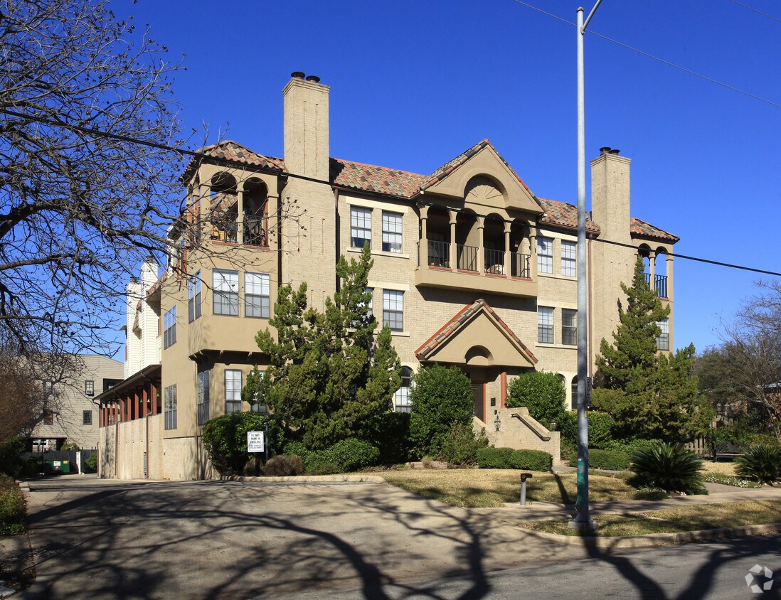 Primary Photo - 1704 West Avenue Apartments