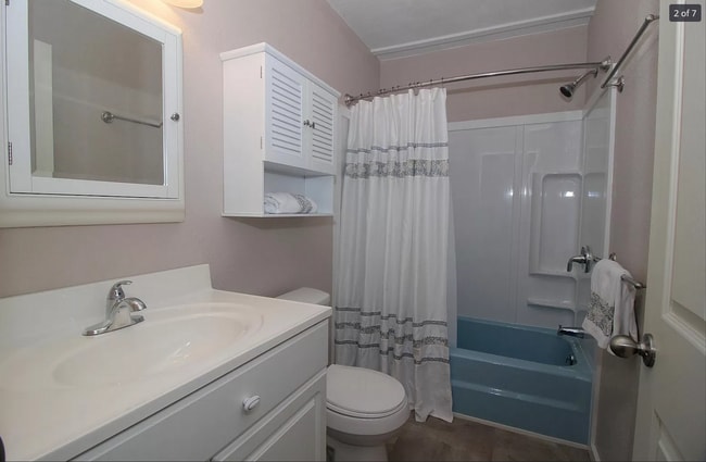 Building Photo - Recently Remodeled Apartment All Utilities...