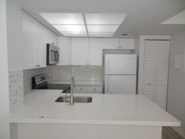 Building Photo - ONE BEDROOM ONE BATHROOM! WATERFRONT COMMUNITY!