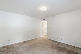 Building Photo - 482 E Red Bud Rd