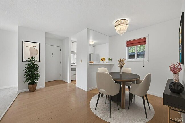 Foto del edificio - Stylish Updated Condo in Quiet Community