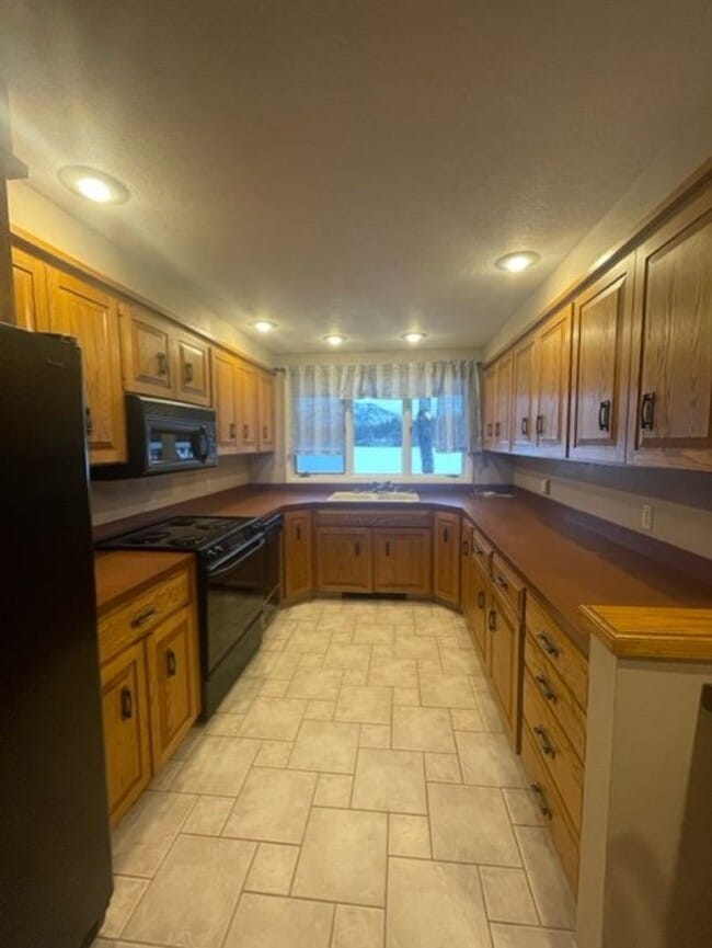 Building Photo - Long Term Rental on Lake Five!