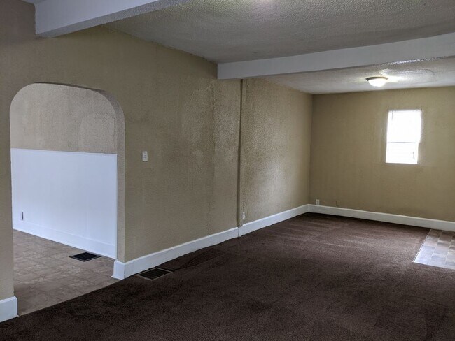Building Photo - Near Eastside 5BR/2BA House