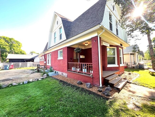 Building Photo - 402 S 6th St E