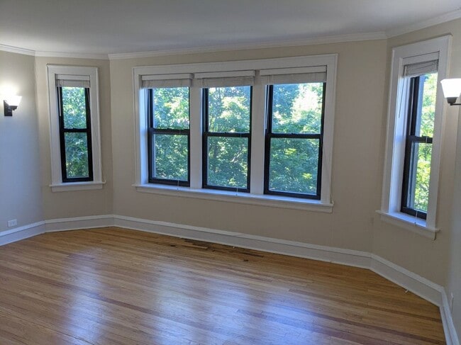 Building Photo - 716 Reba Pl